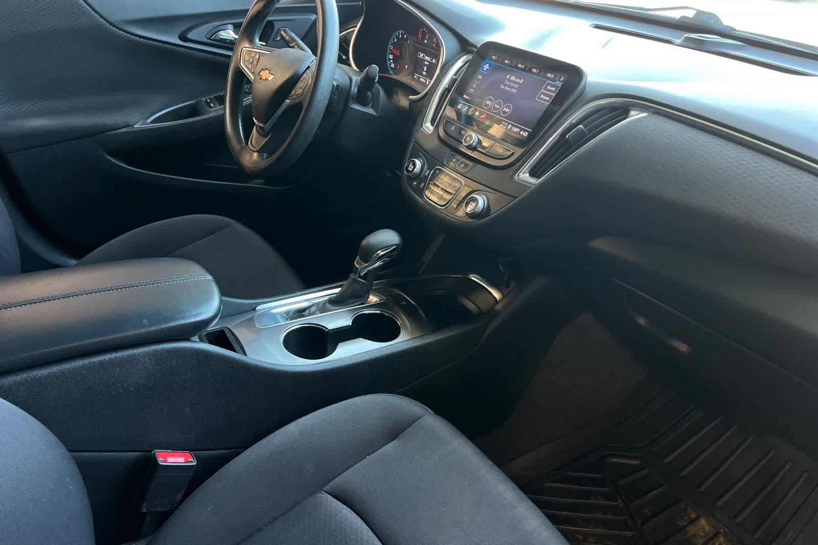 Used 2021 Chevrolet Malibu LT FWD image 17