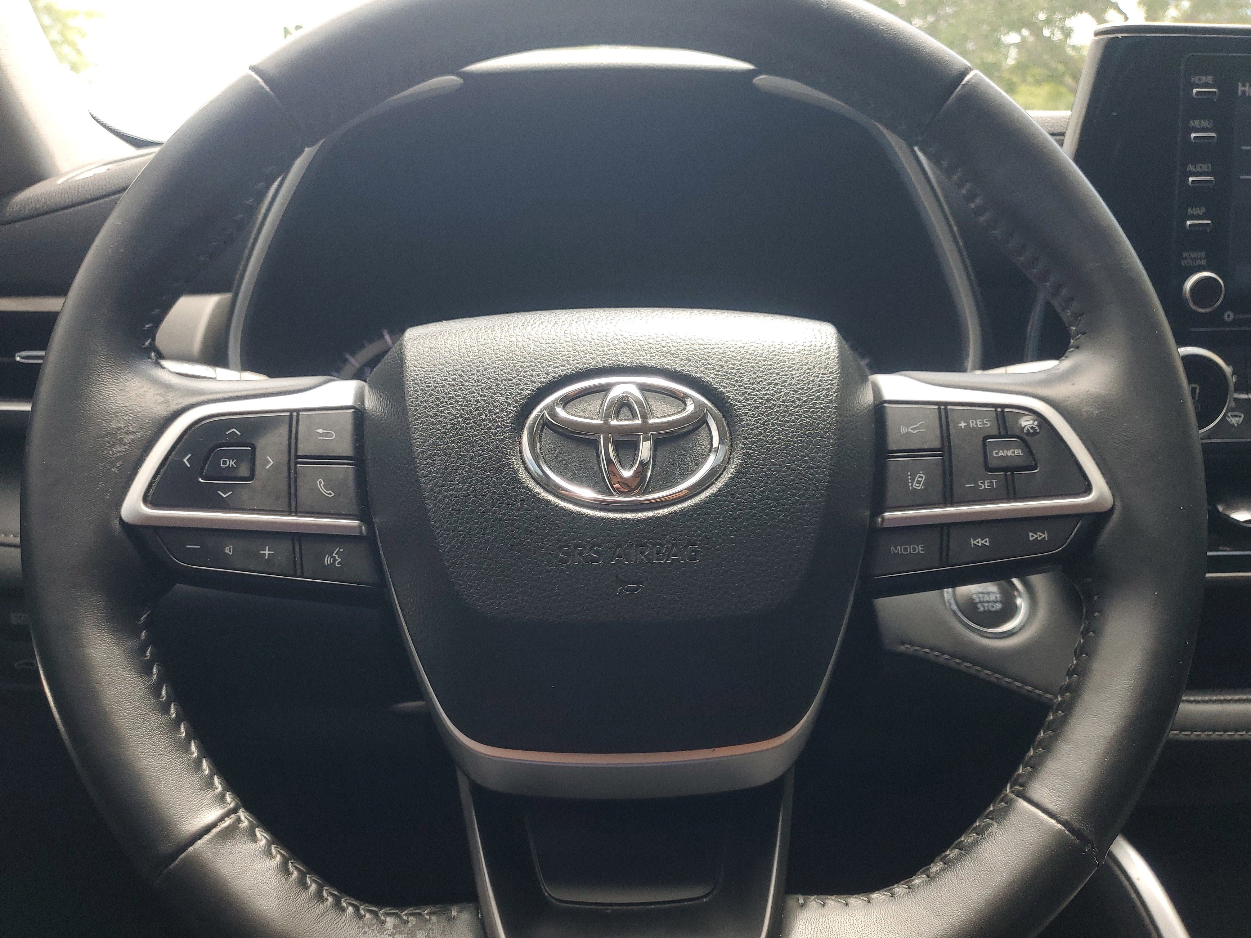 Used 2022 Toyota Highlander XLE AWD/4WD image 22