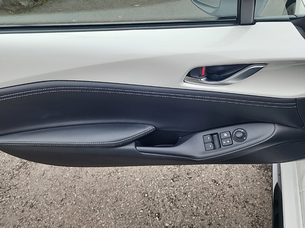 Used 2023 MAZDA MX-5 Miata Club RWD image 10
