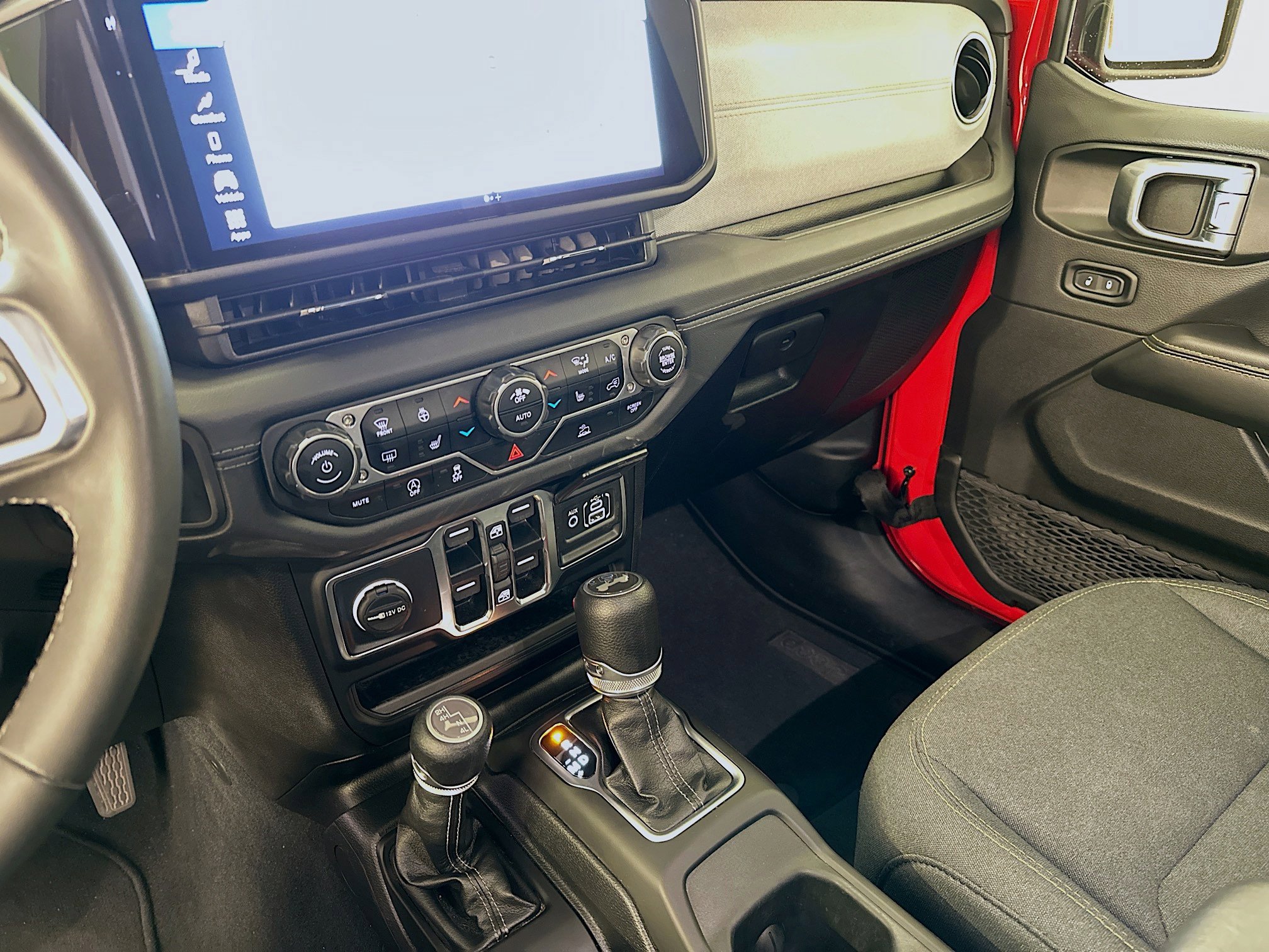 Used 2025 Jeep Wrangler Sahara image 25