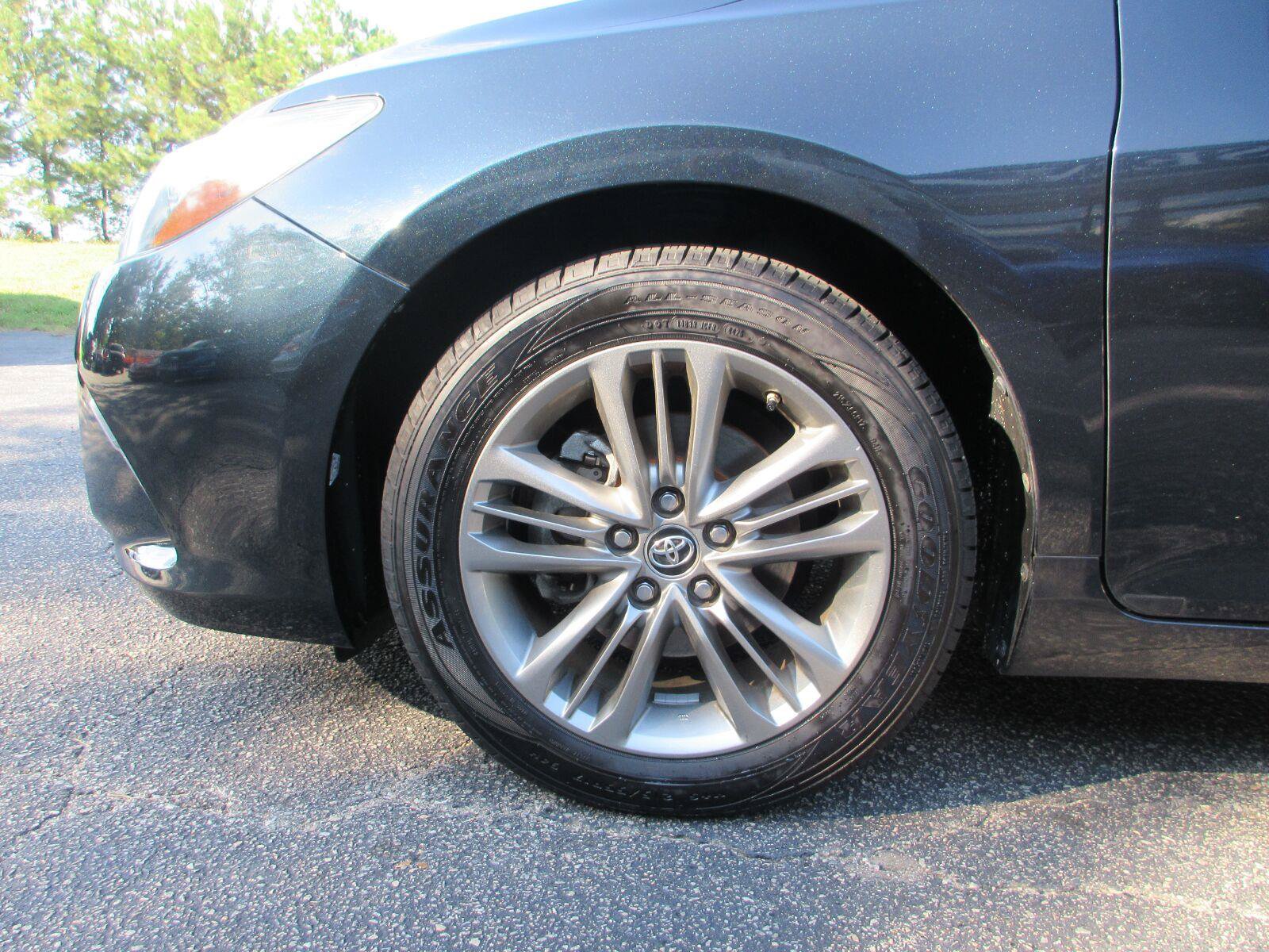 Used 2016 Toyota Camry SE w/ Moonroof Package FWD image 21