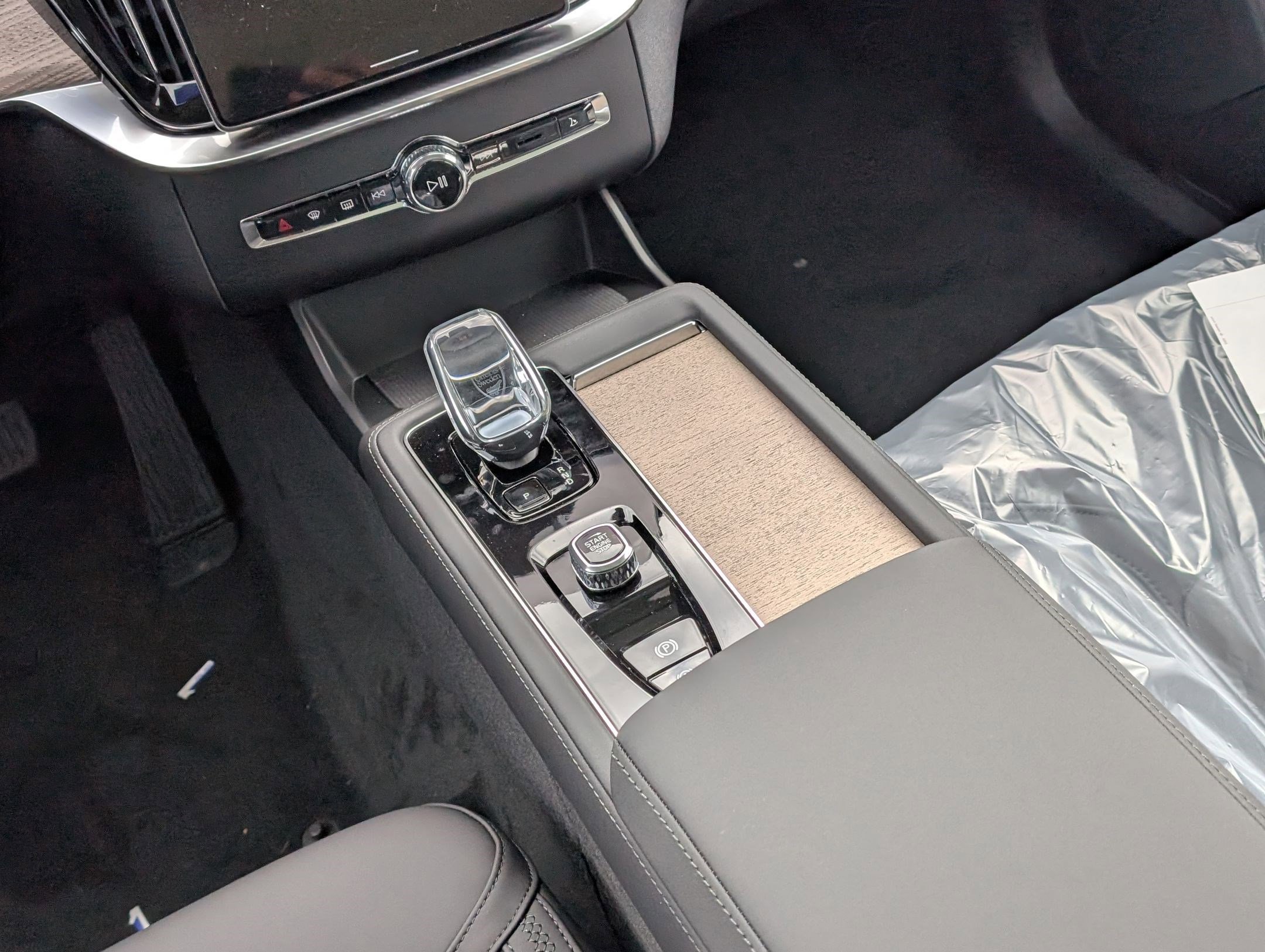 New 2026 Volvo XC90 B6 Plus w/ Protection Package Premier image 17