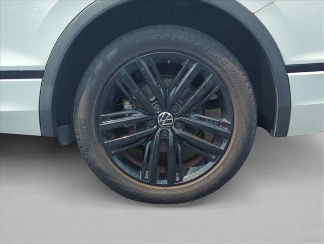 Used 2022 Volkswagen Tiguan SE R-Line FWD image 15