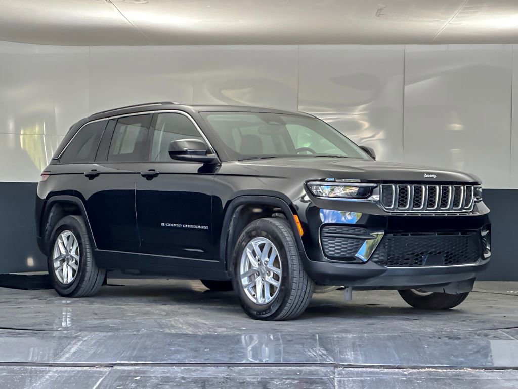 Used 2023 Jeep Grand Cherokee Laredo w/ Luxury Tech Group I AWD/4WD image 1