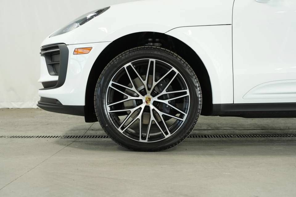 Certified 2025 Porsche Macan AWD/4WD image 42