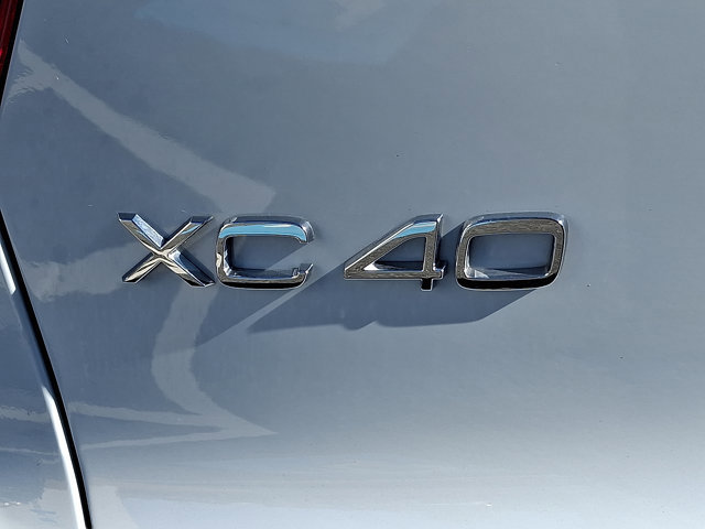 Used 2025 Volvo XC40 B5 Plus image 32