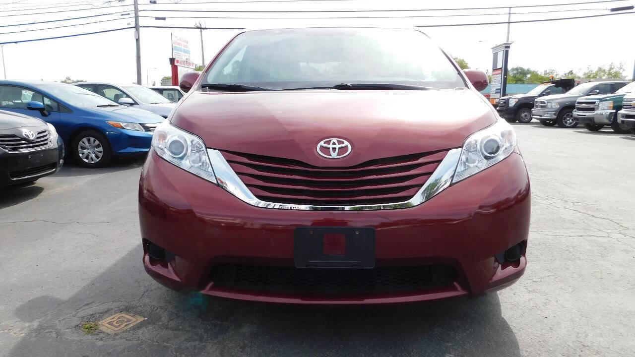 Used 2017 Toyota Sienna LE image 4