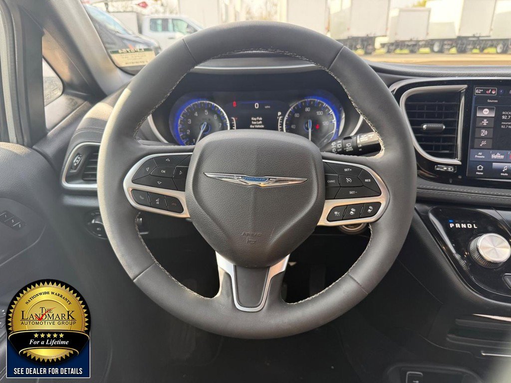 Used 2026 Chrysler Pacifica Select image 18