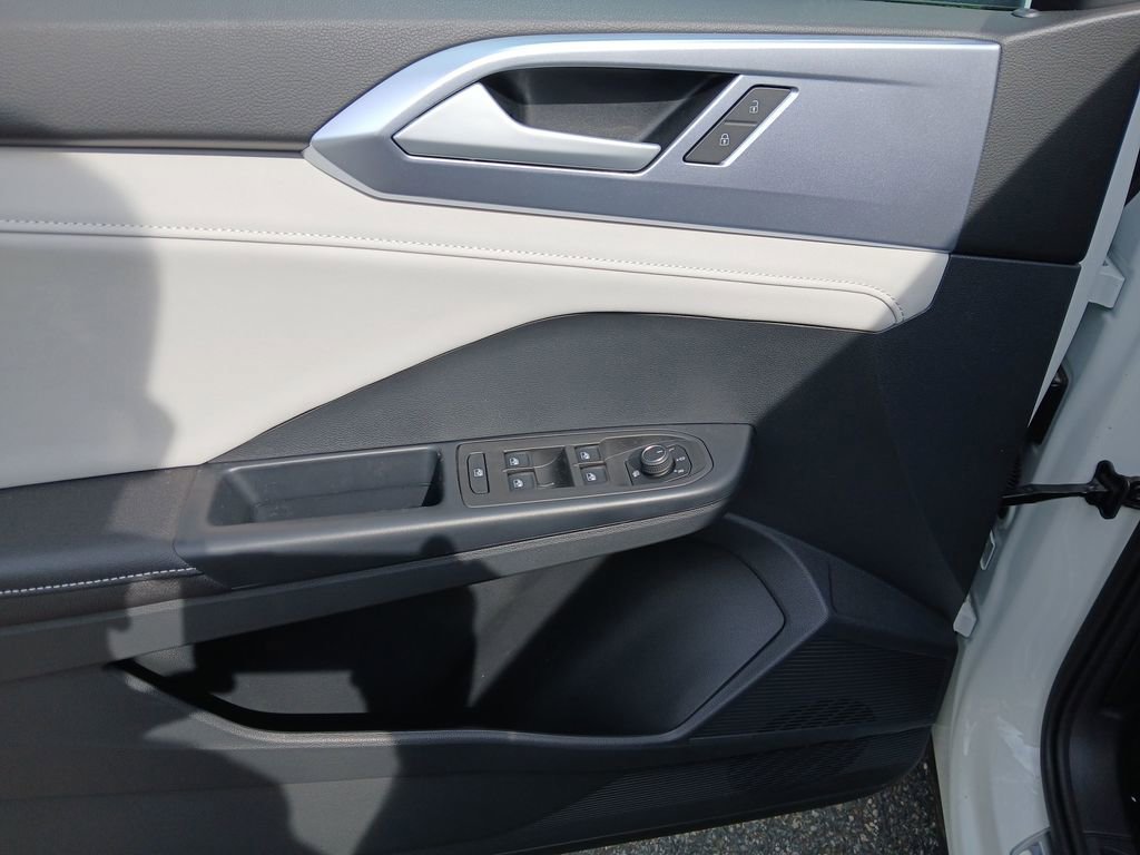 New 2026 Volkswagen Taos SE image 11