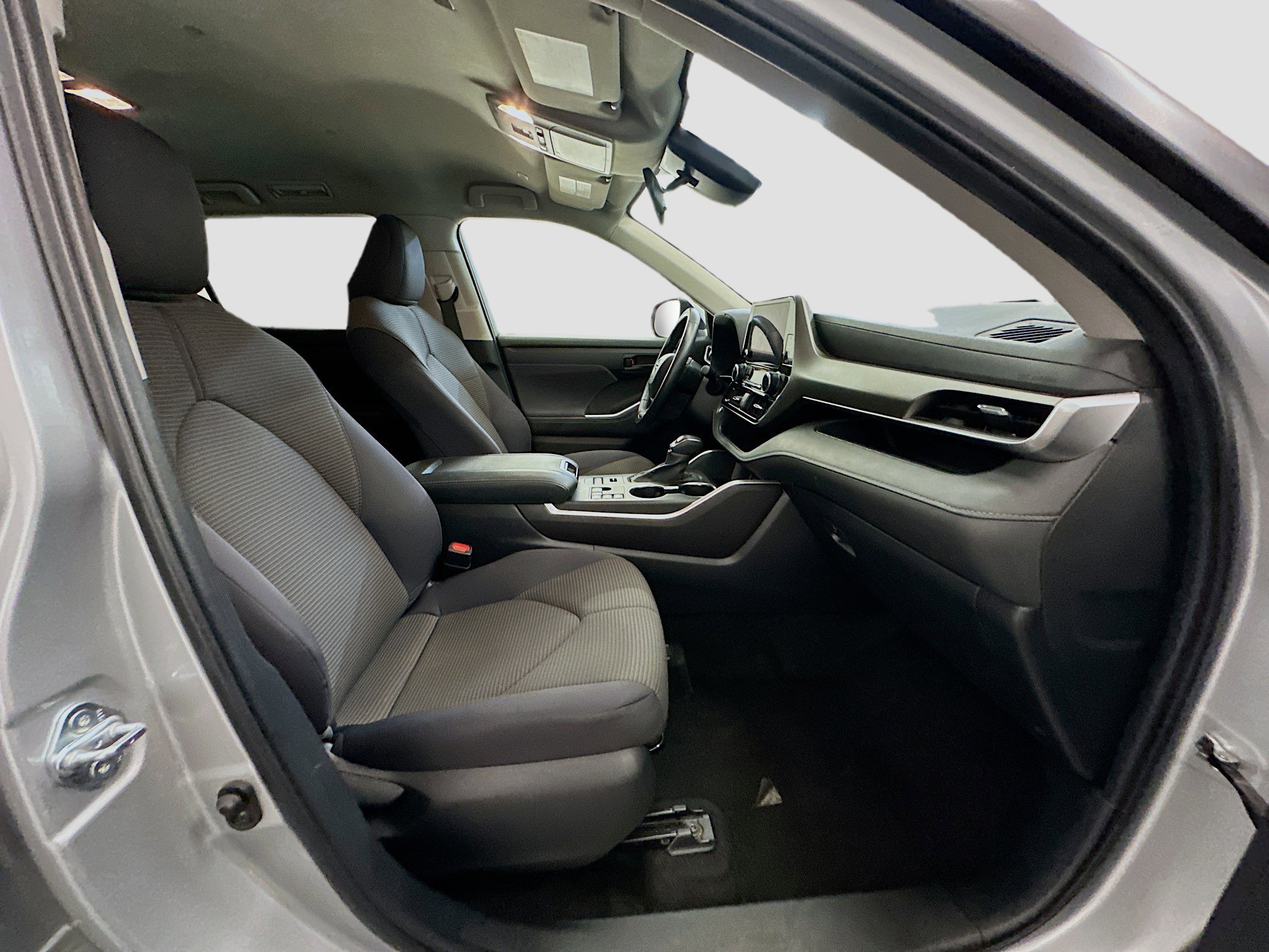 Used 2024 Toyota Highlander LE image 34