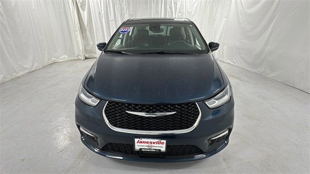 Used 2023 Chrysler Pacifica Touring-L image 8