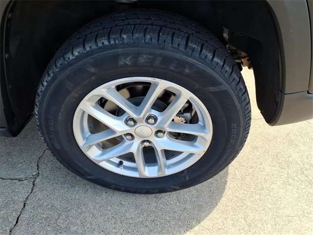 Used 2023 Jeep Grand Cherokee Laredo image 19