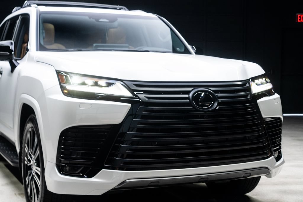 Used 2025 Lexus LX 600 4WD w/ Appearance Package image 7