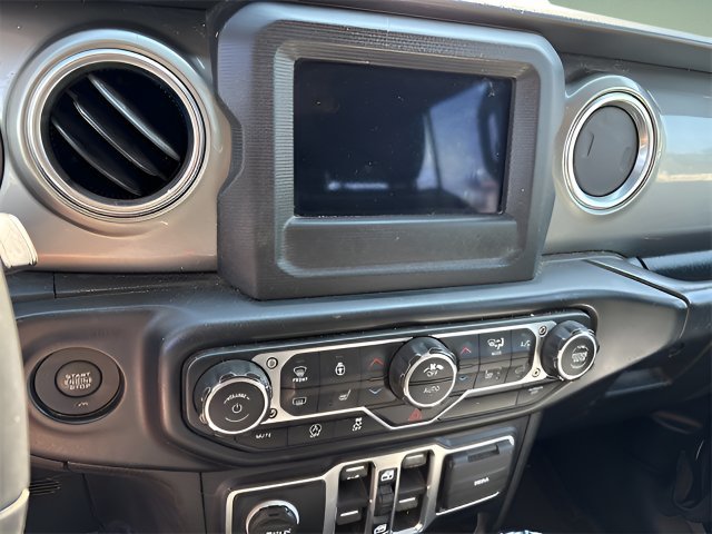 Used 2019 Jeep Wrangler Unlimited Sahara w/ Cold Weather Group AWD/4WD image 12