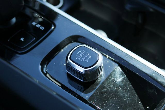 Used 2025 Volvo XC60 B5 Plus image 19