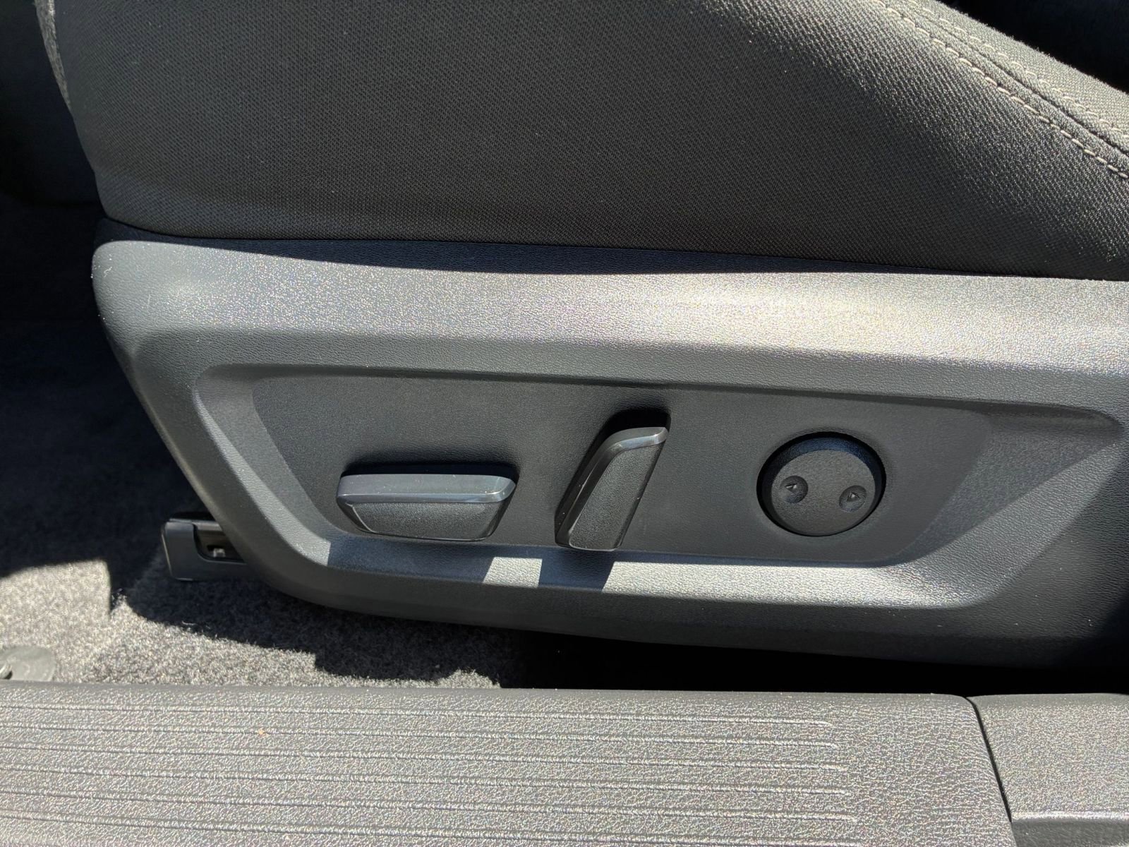 Used 2025 Nissan Rogue SV FWD image 22