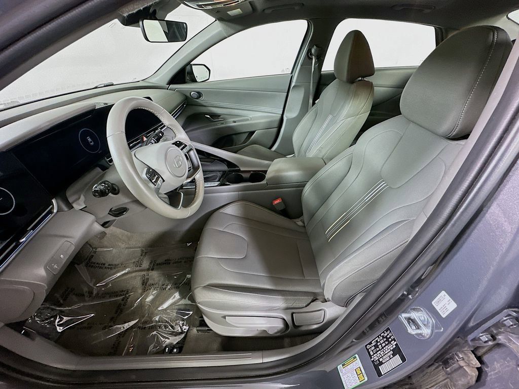 Used 2025 Hyundai Elantra SEL FWD image 14
