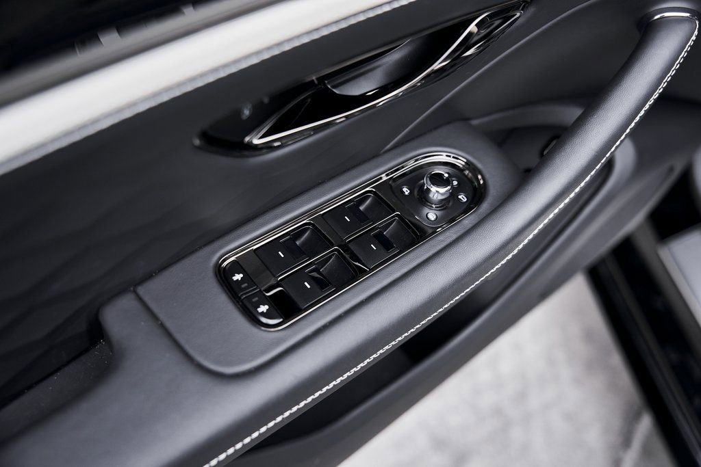 Used 2025 Bentley Flying Spur Plug-In Hybrid image 33