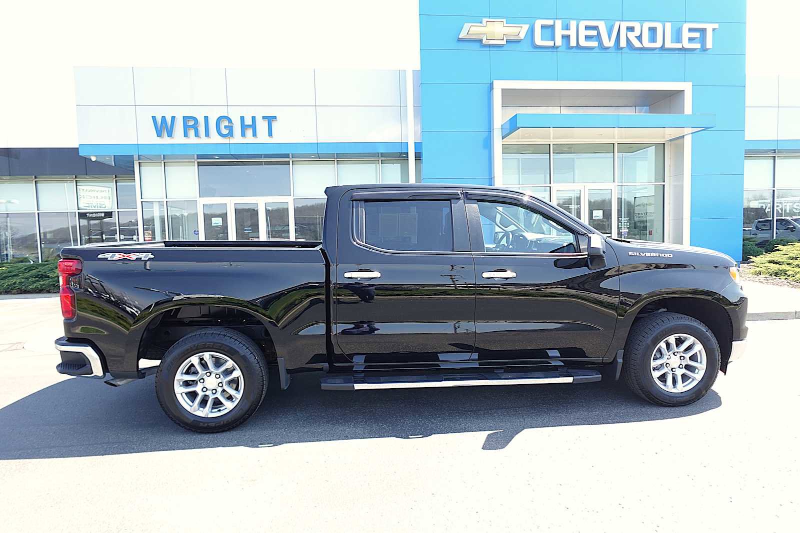 Used 2022 Chevrolet Silverado 1500 LT AWD/4WD image 2