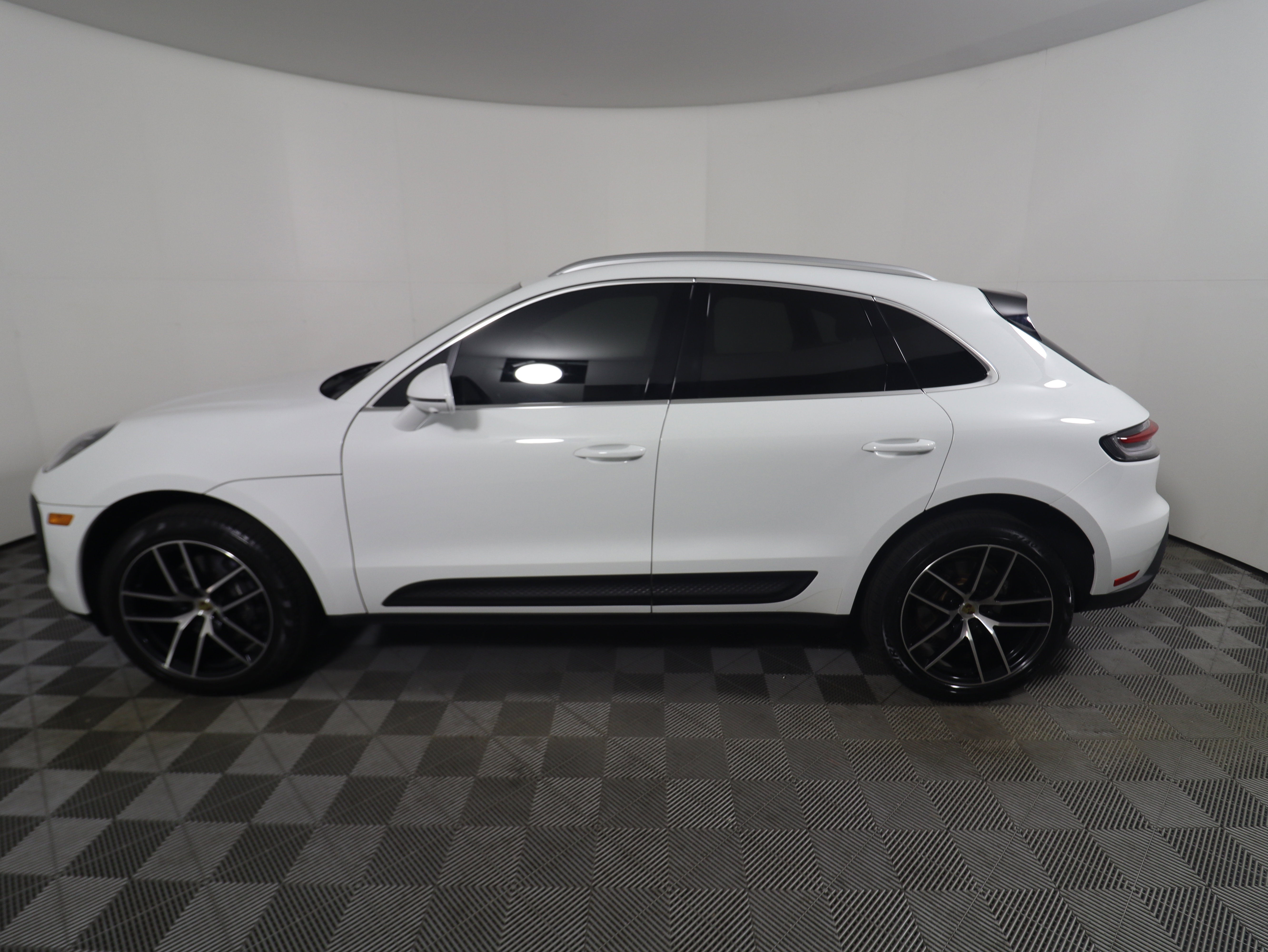 Used 2023 Porsche Macan image 2