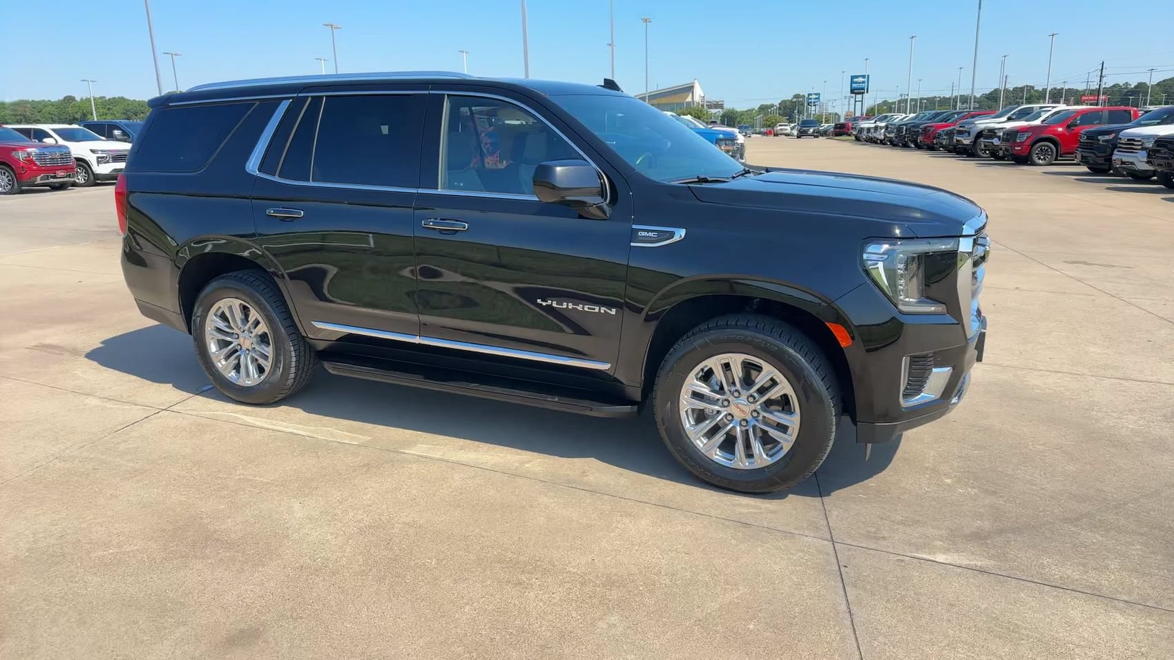 Used 2024 GMC Yukon SLT AWD/4WD image 3