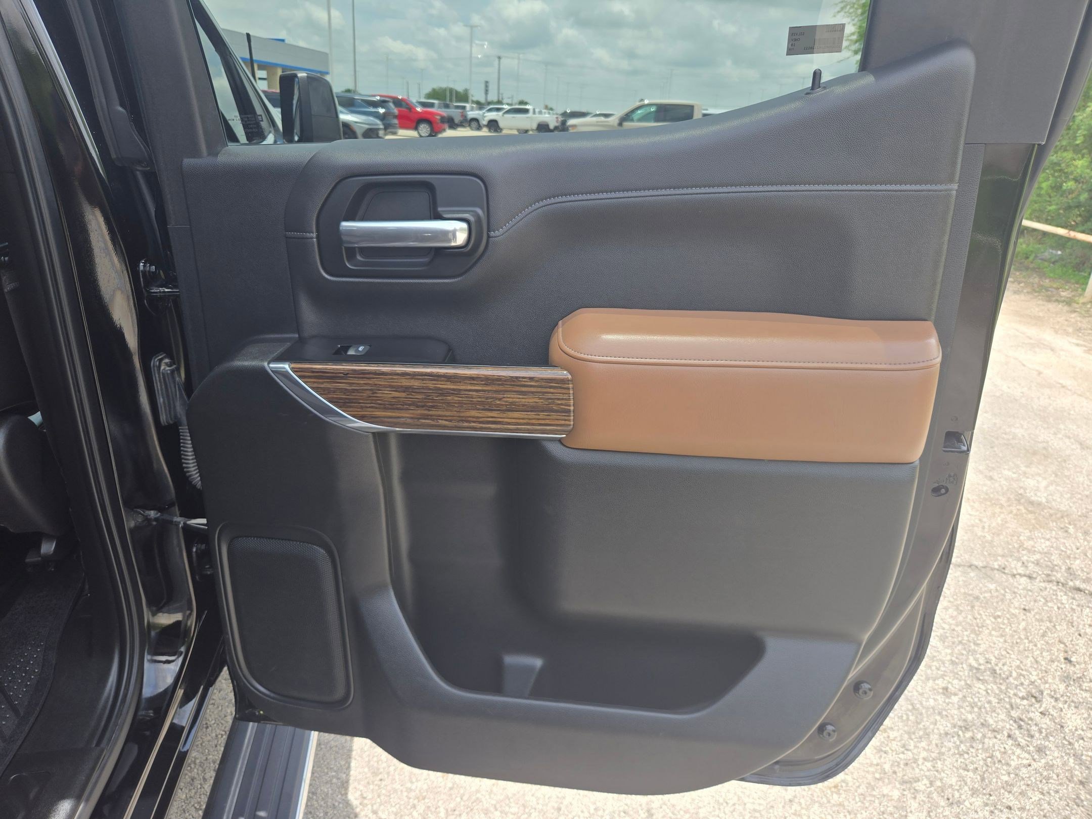 Used 2019 Chevrolet Silverado 1500 High Country w/ Technology Package AWD/4WD image 23
