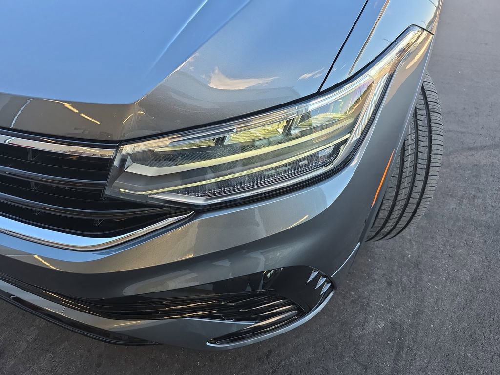Certified 2023 Volkswagen Tiguan SE R-Line AWD/4WD image 23