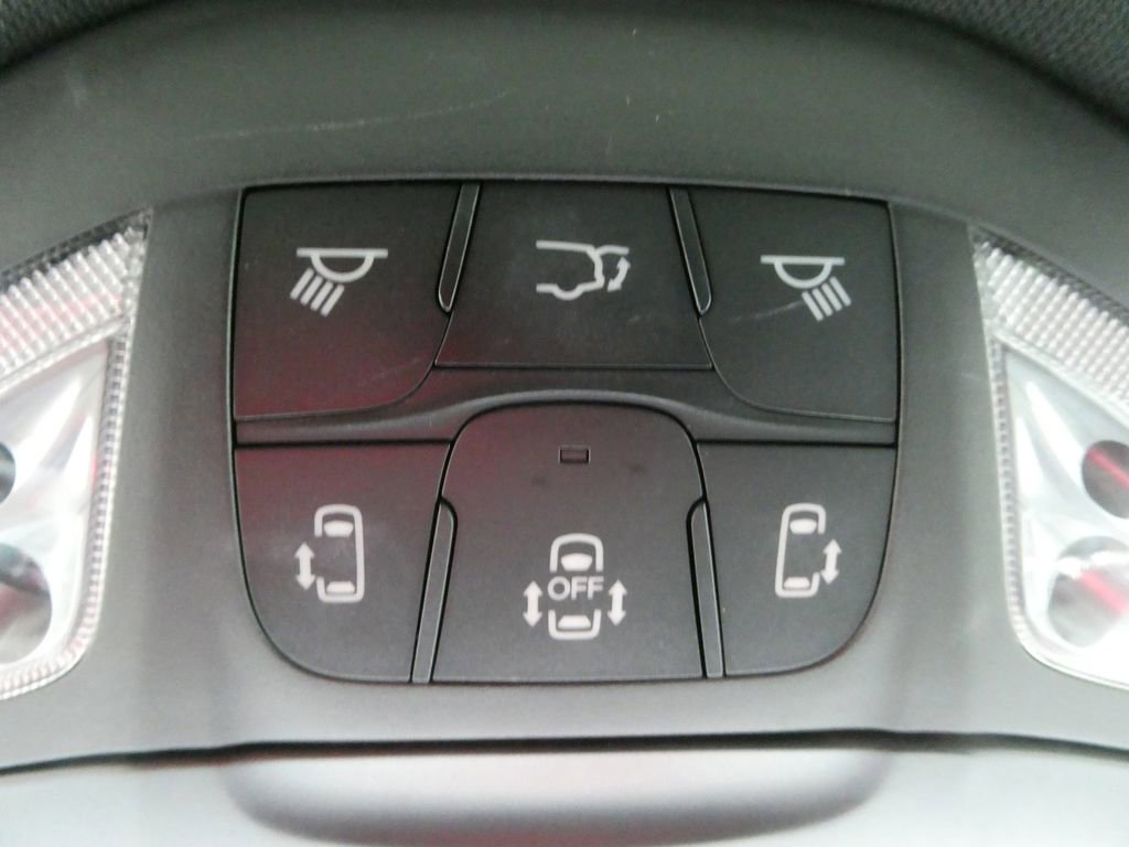 Used 2024 Chrysler Pacifica Premium image 31