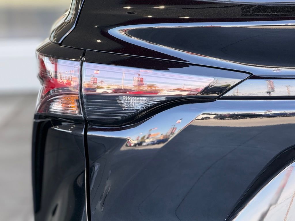 Certified 2025 Toyota Sienna XLE Woodland Edition image 13