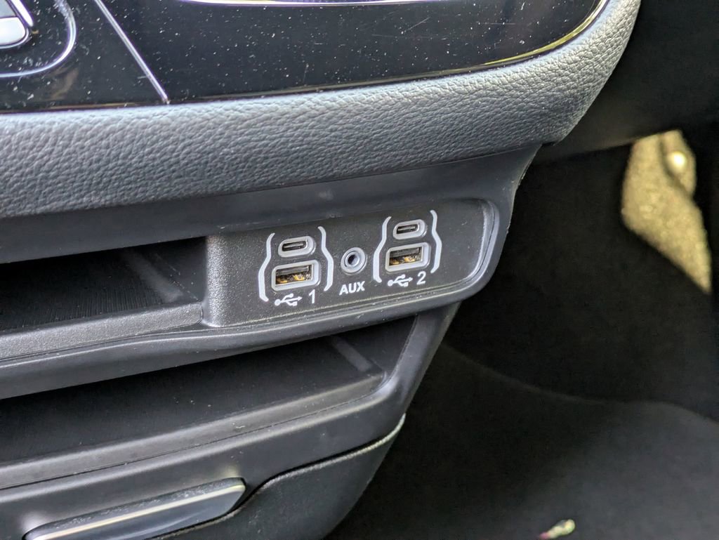 Used 2025 Chrysler Pacifica Select image 25