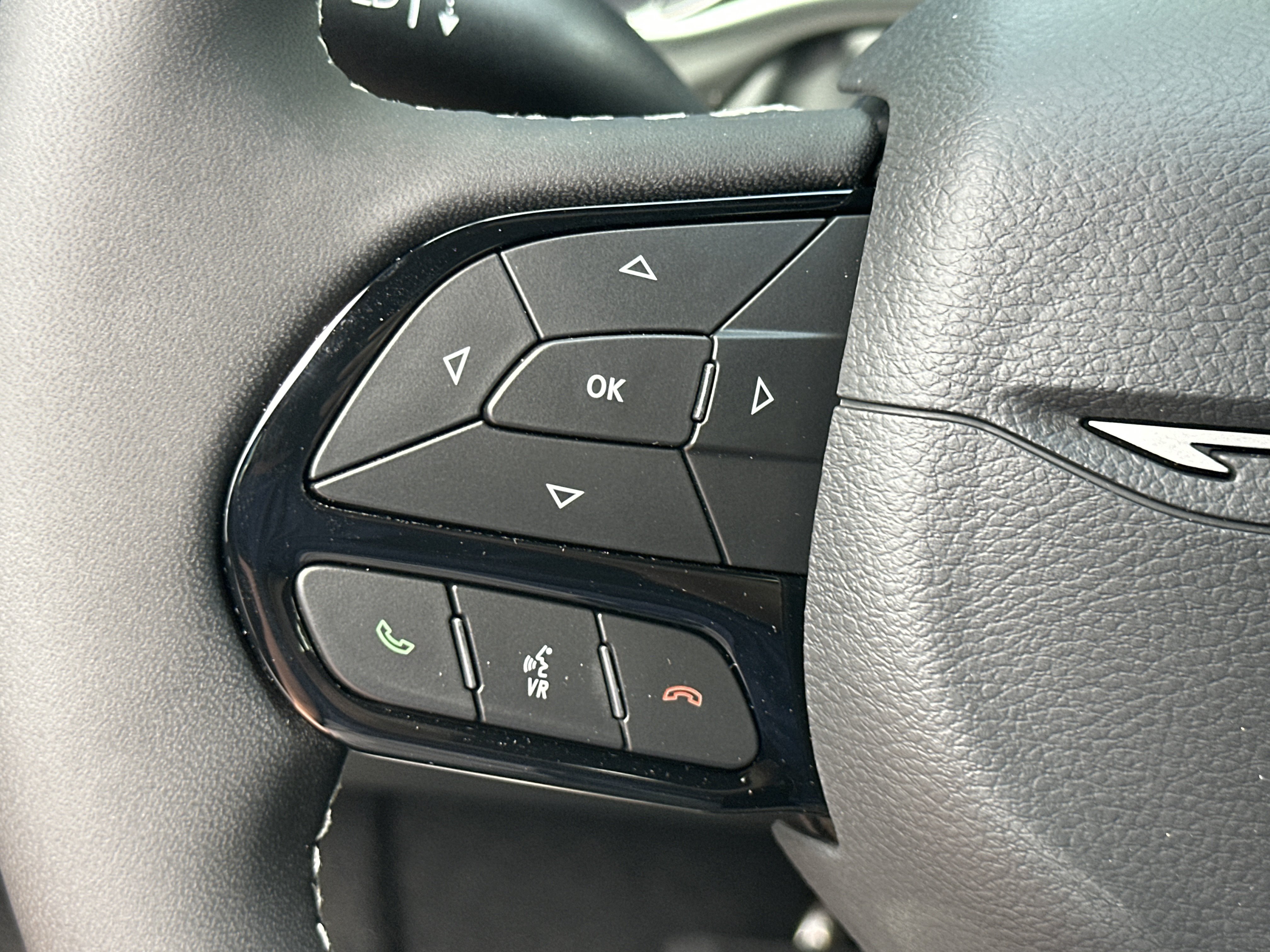 New 2027 Chrysler Pacifica Limited w/ Family Tech Group FWD image 9