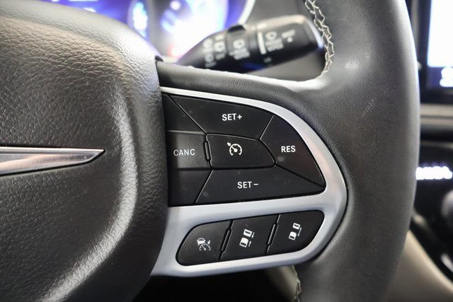 Used 2023 Chrysler Pacifica Touring-L FWD image 18