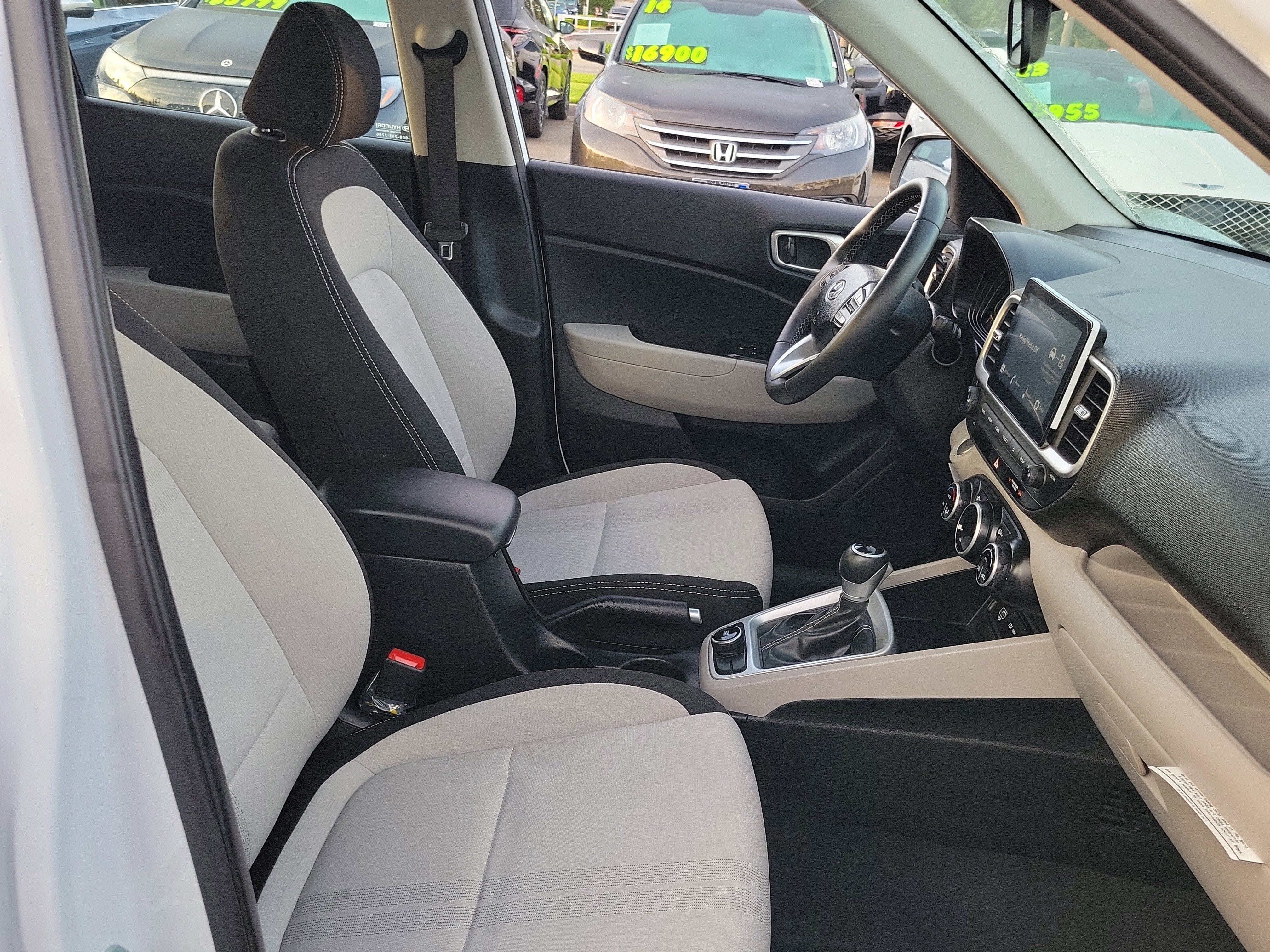 Certified 2025 Hyundai Venue SEL image 21