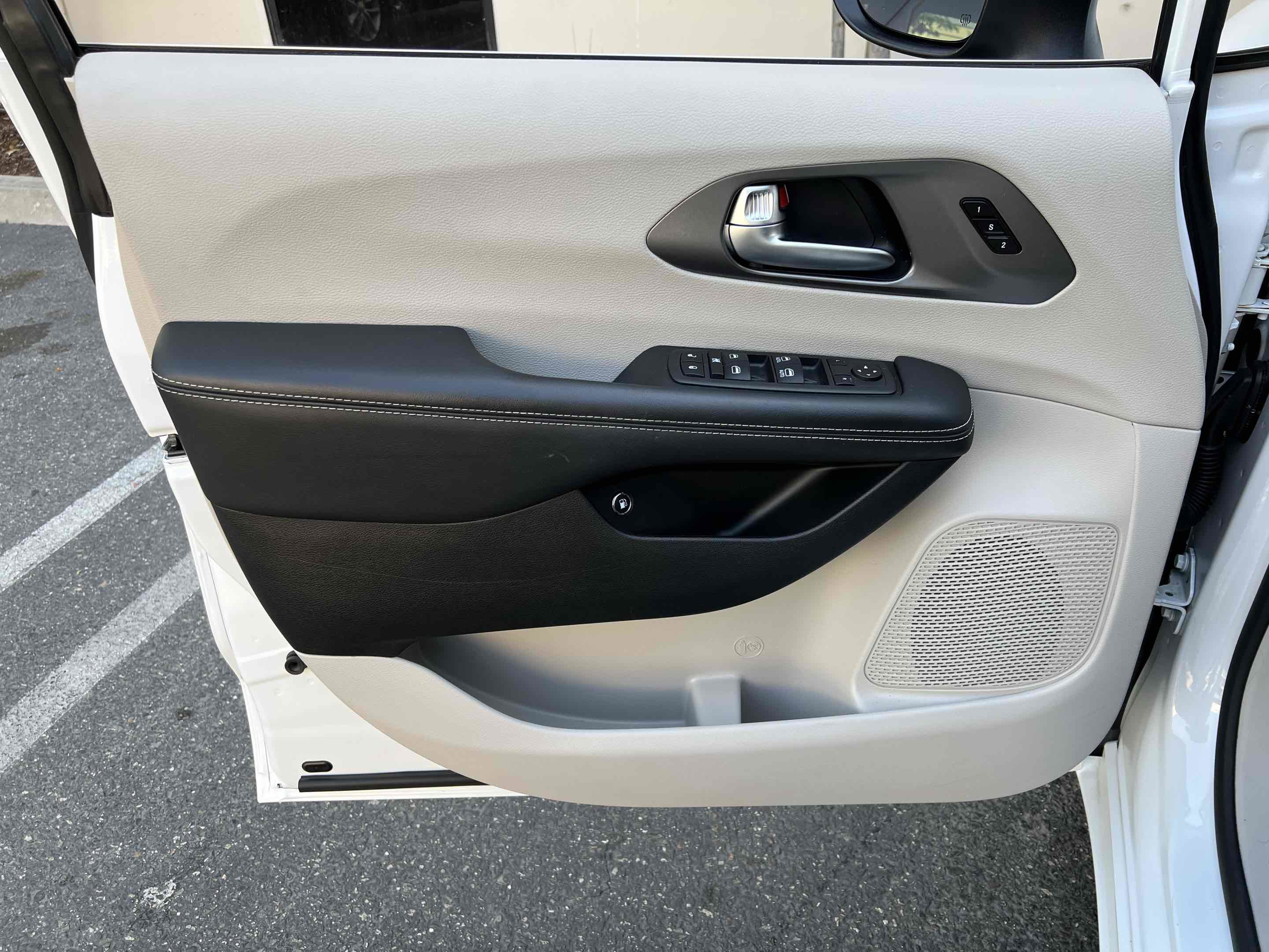 Used 2023 Chrysler Pacifica Touring-L FWD image 68