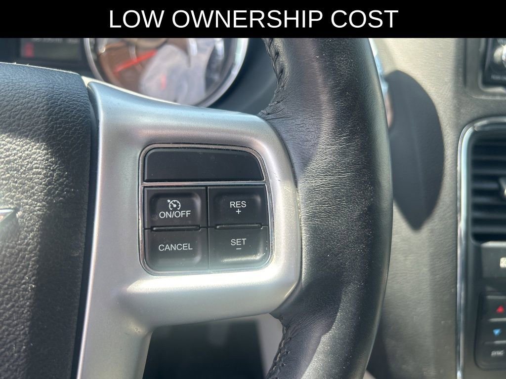 Used 2016 Chrysler Town & Country Touring FWD image 12