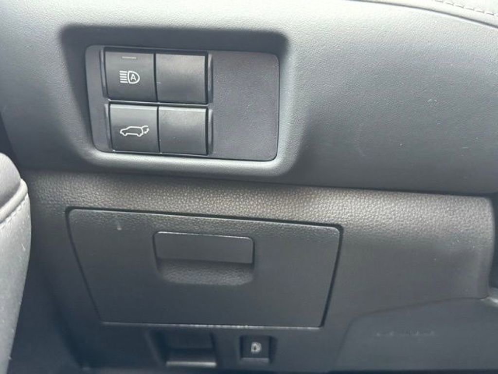 Used 2021 Toyota Highlander XLE AWD/4WD image 35
