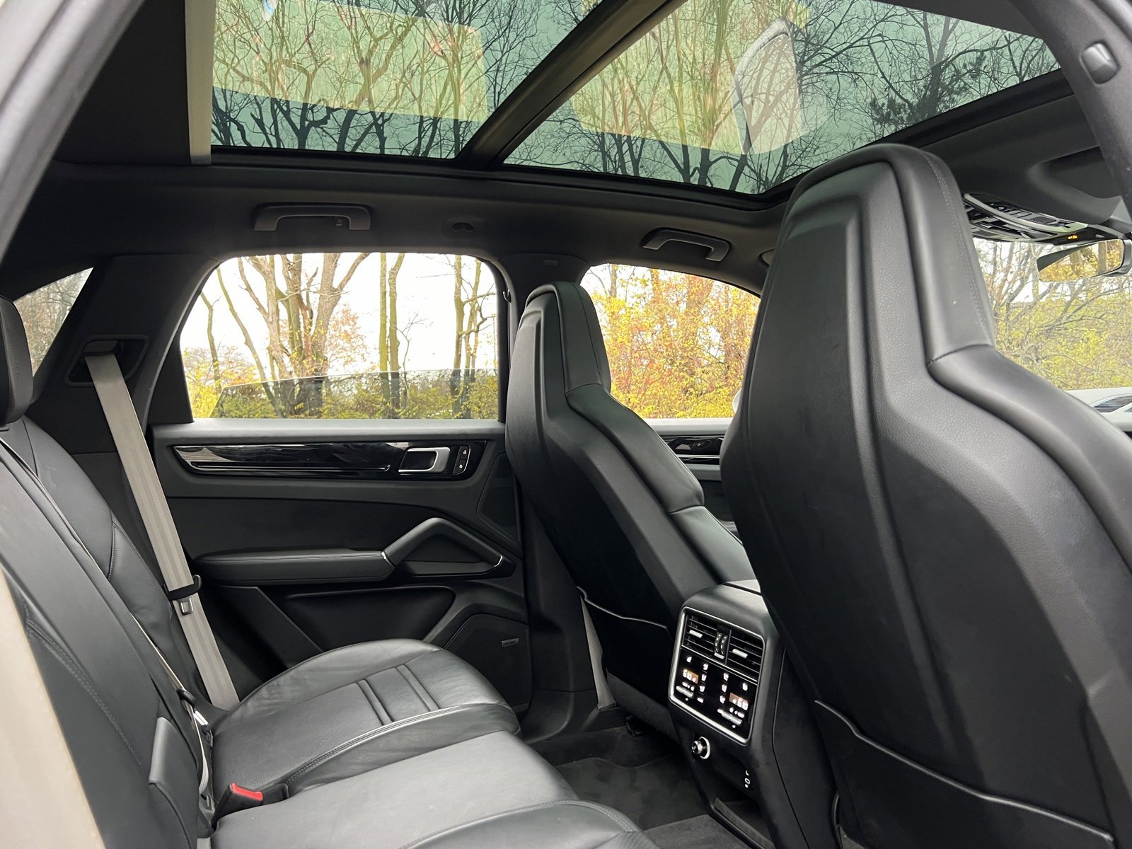 Certified 2022 Porsche Cayenne Platinum Edition image 22