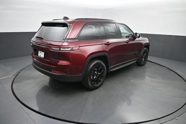 Used 2025 Jeep Grand Cherokee Altitude AWD/4WD image 9