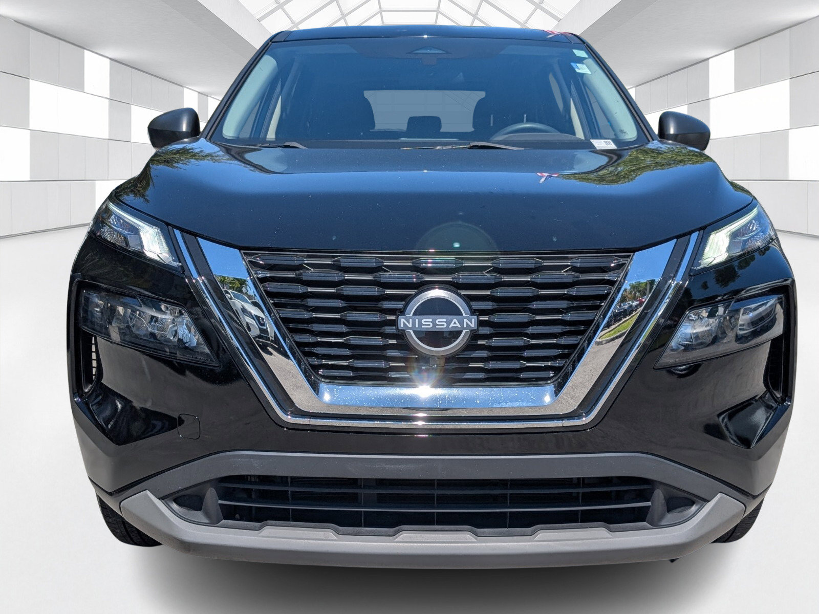 Used 2023 Nissan Rogue S FWD image 2