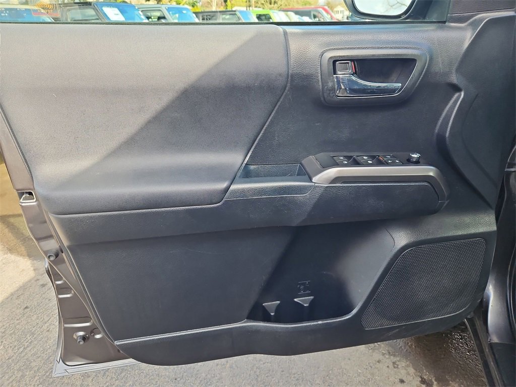 Used 2018 Toyota Tacoma TRD Sport w/ Technology Package image 11