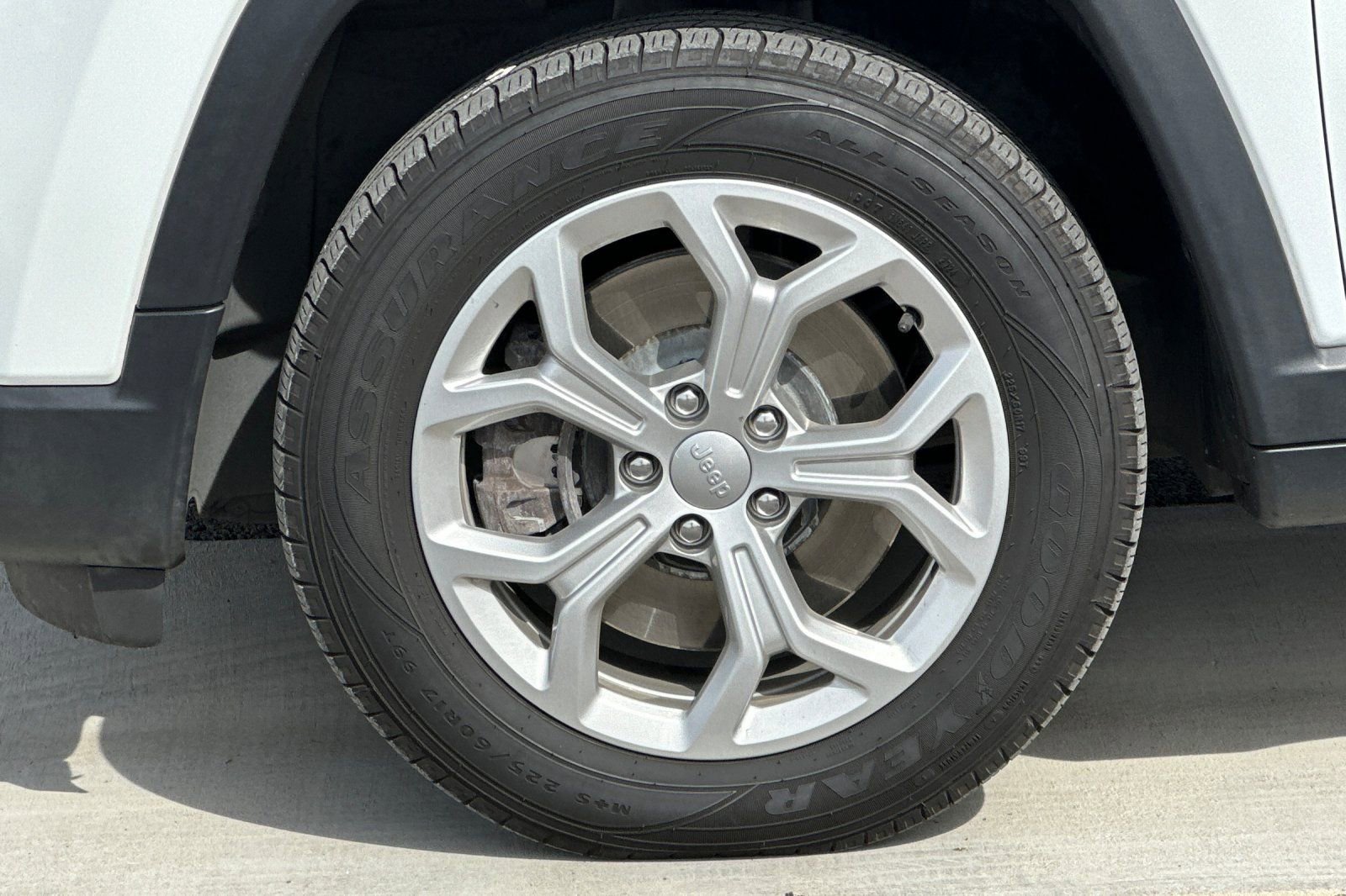 Used 2024 Jeep Compass Latitude image 32