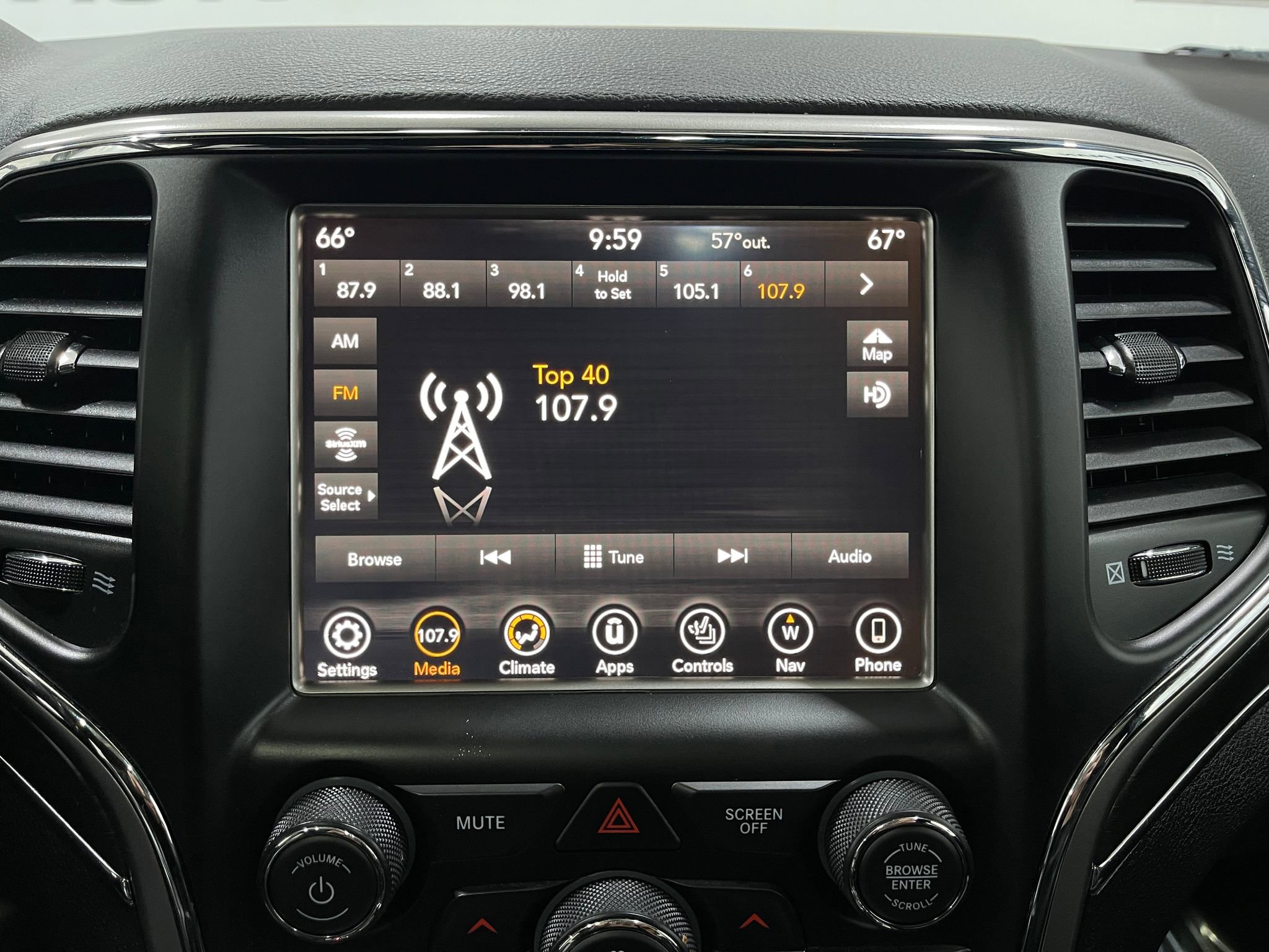 Used 2018 Jeep Grand Cherokee Limited image 25