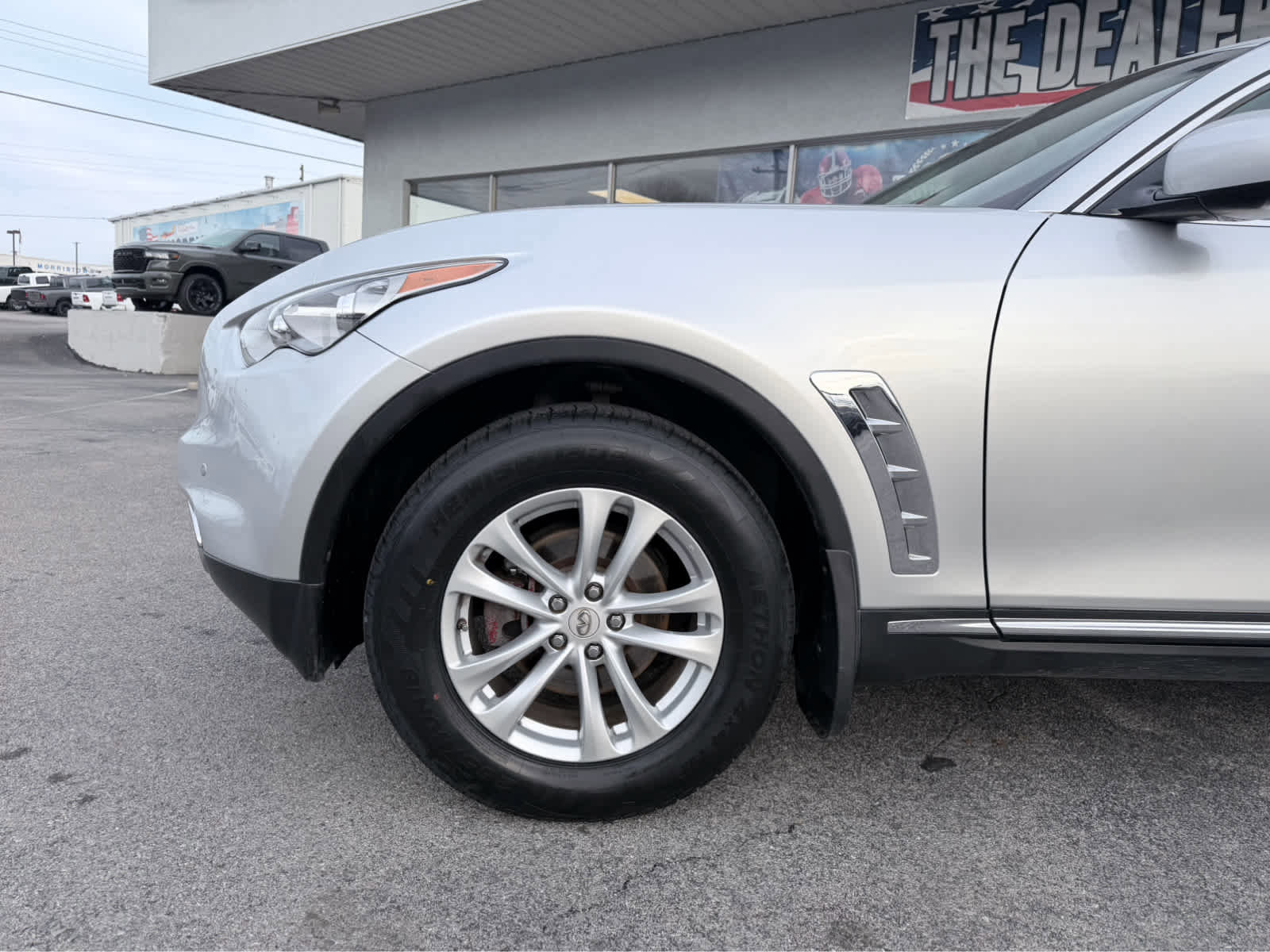 Used 2017 INFINITI QX70 AWD w/ Premium Package image 3