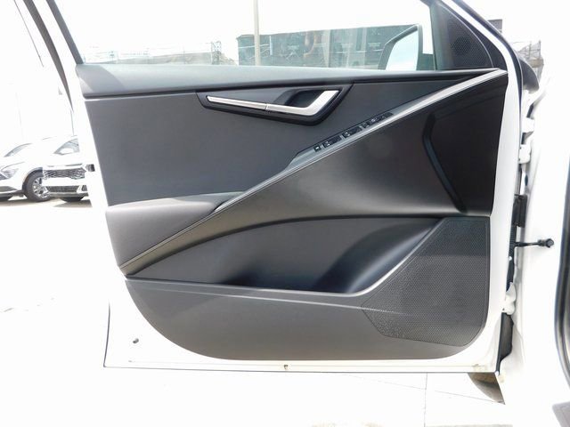 Used 2025 Kia Niro LX image 11