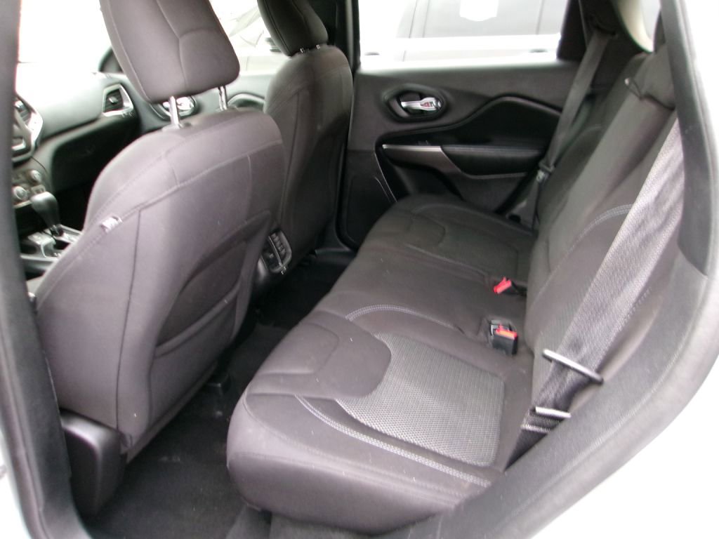 Used 2019 Jeep Cherokee Latitude w/ Cold Weather Group image 8