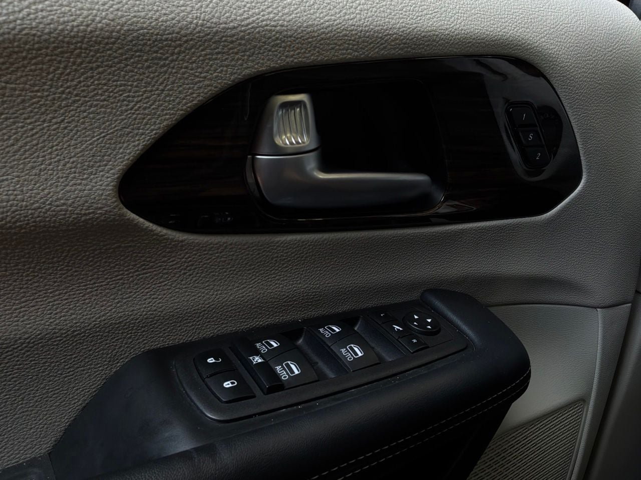 Used 2023 Chrysler Pacifica Limited FWD image 29