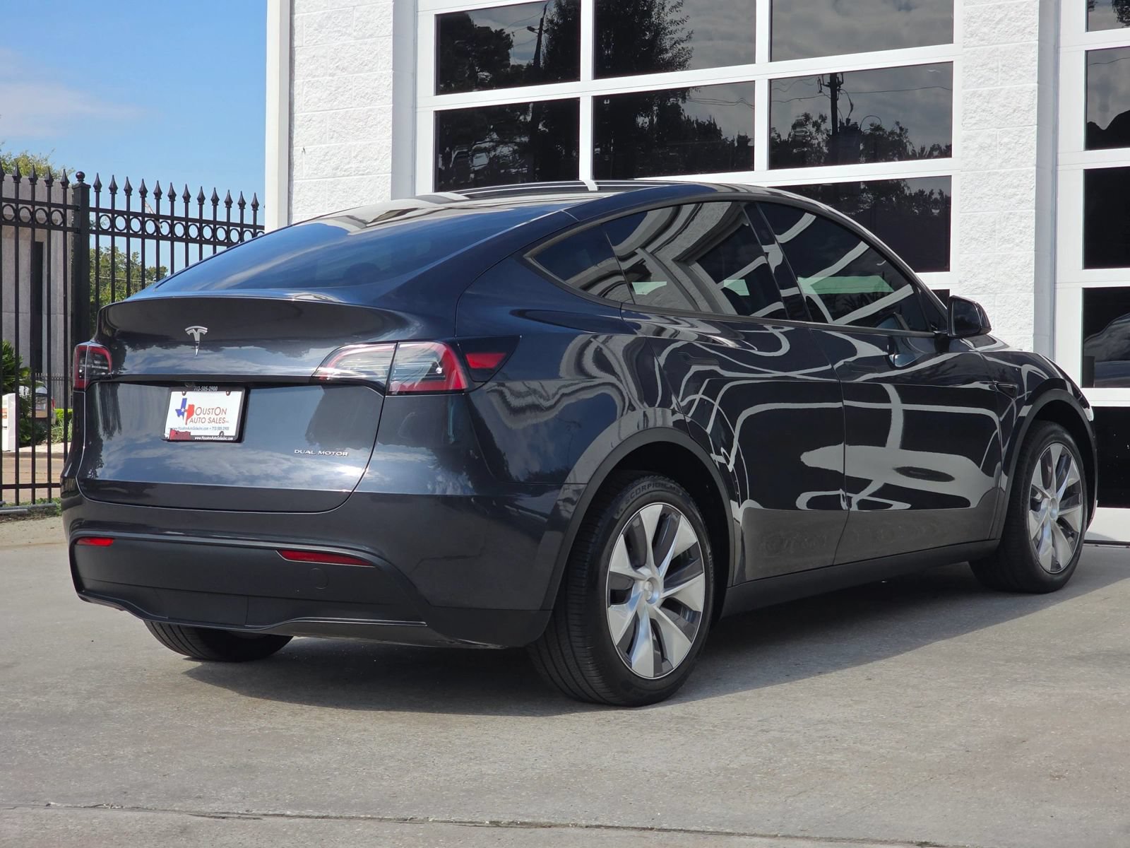Used 2024 Tesla Model Y Long Range AWD/4WD image 4