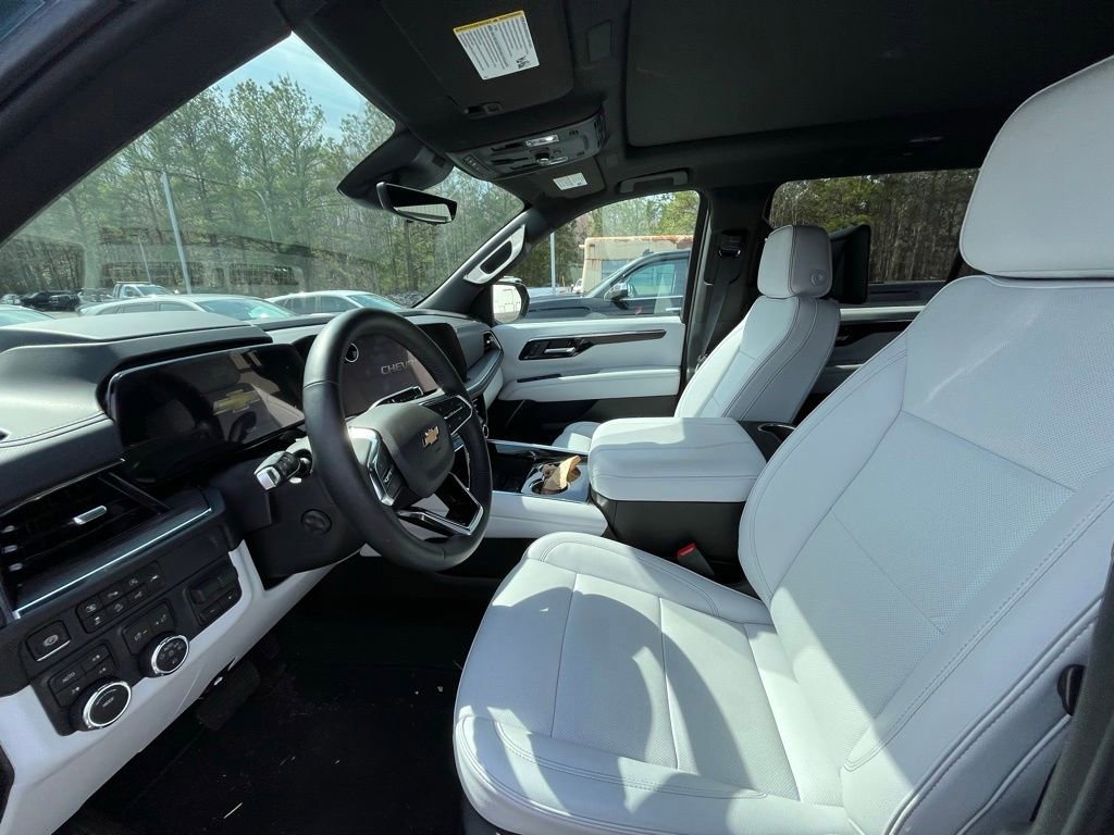 Used 2025 Chevrolet Suburban Premier image 9