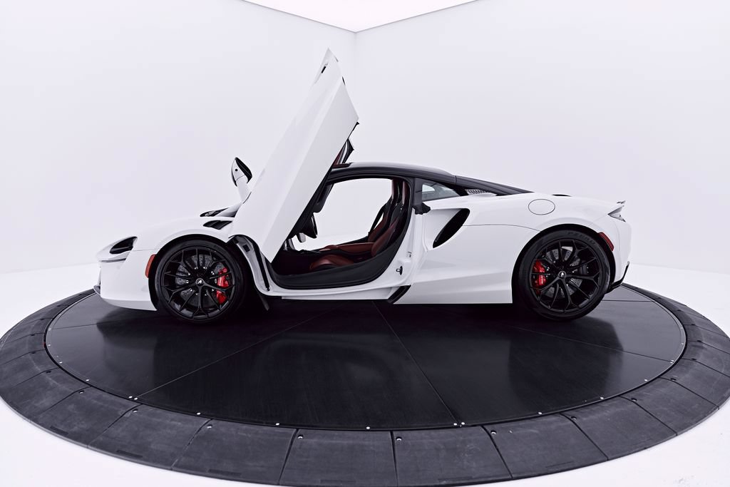 Used 2024 McLaren Artura RWD image 21