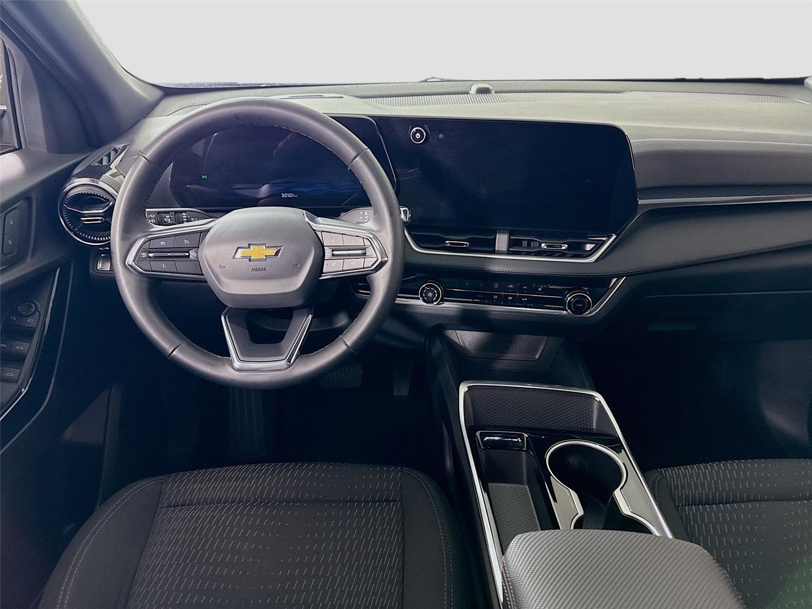 Used 2025 Chevrolet Equinox LT image 2